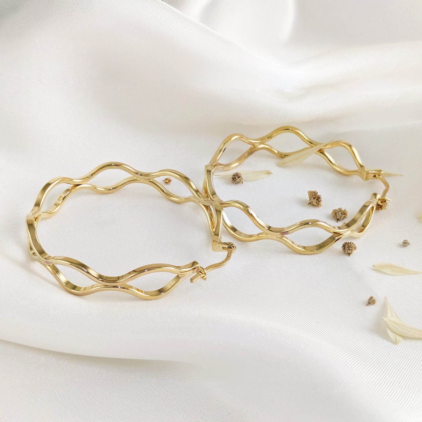 Wavy Hoop Earrings – Bold Sculptural Design