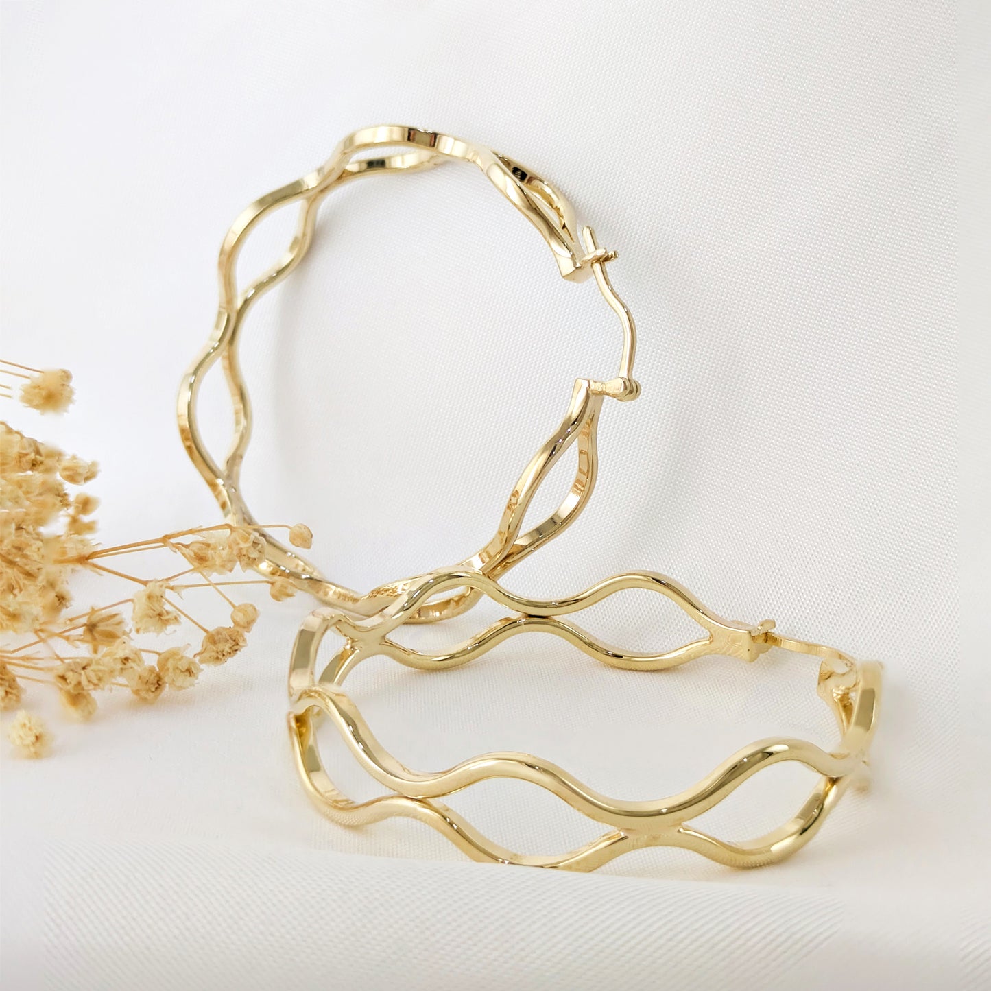 Wavy Hoop Earrings – Bold Sculptural Design