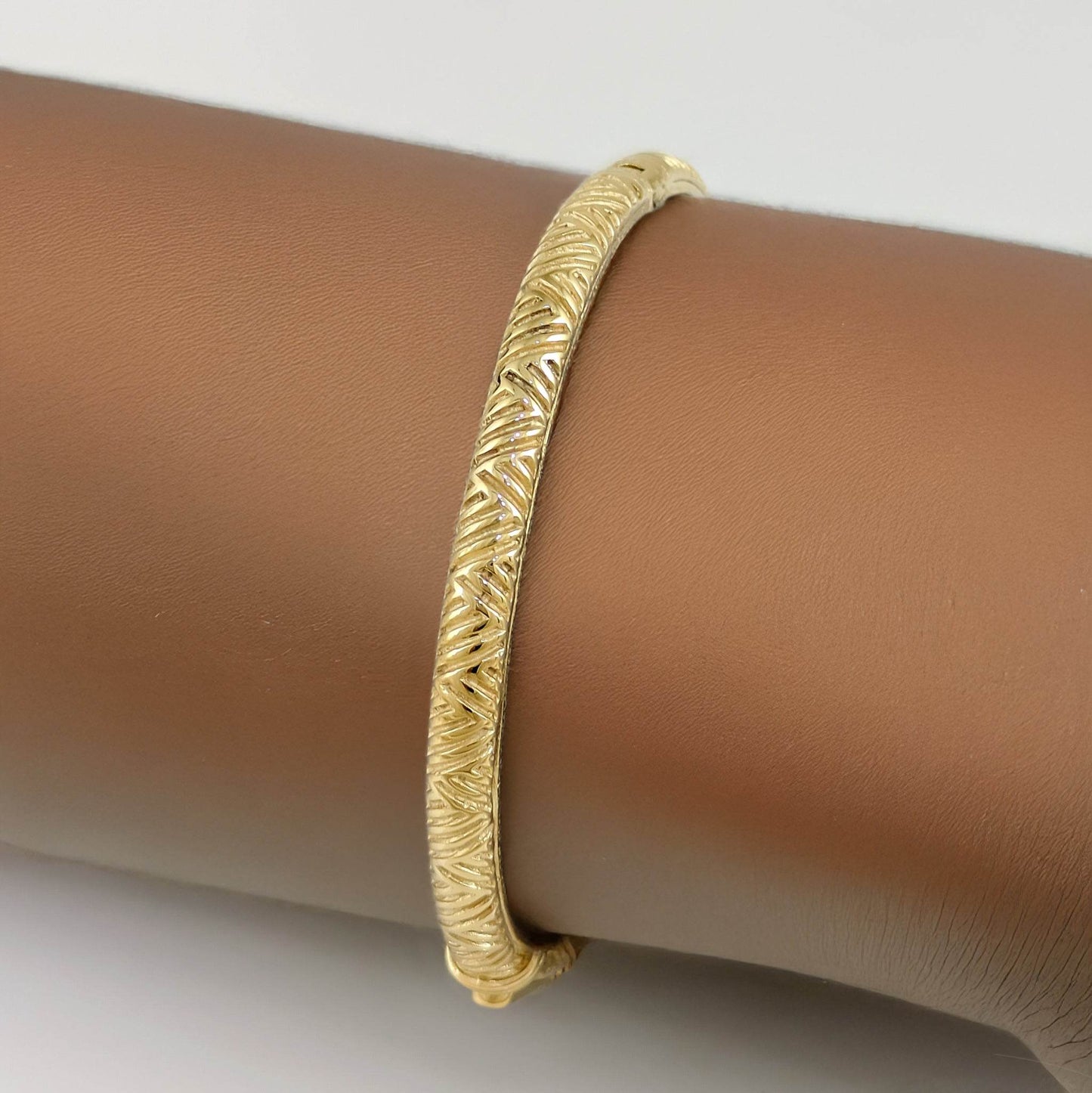 Chevron Pattern Bangle with Easy Click Clasp – Textured 5mm Design - TurkishBling