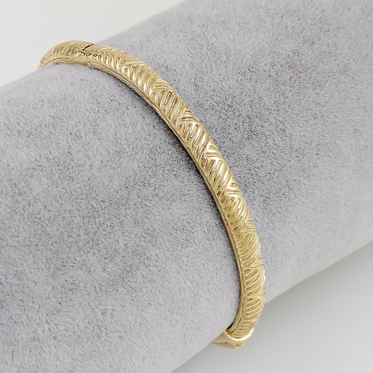 Chevron Pattern Bangle with Easy Click Clasp – Textured 5mm Design - TurkishBling