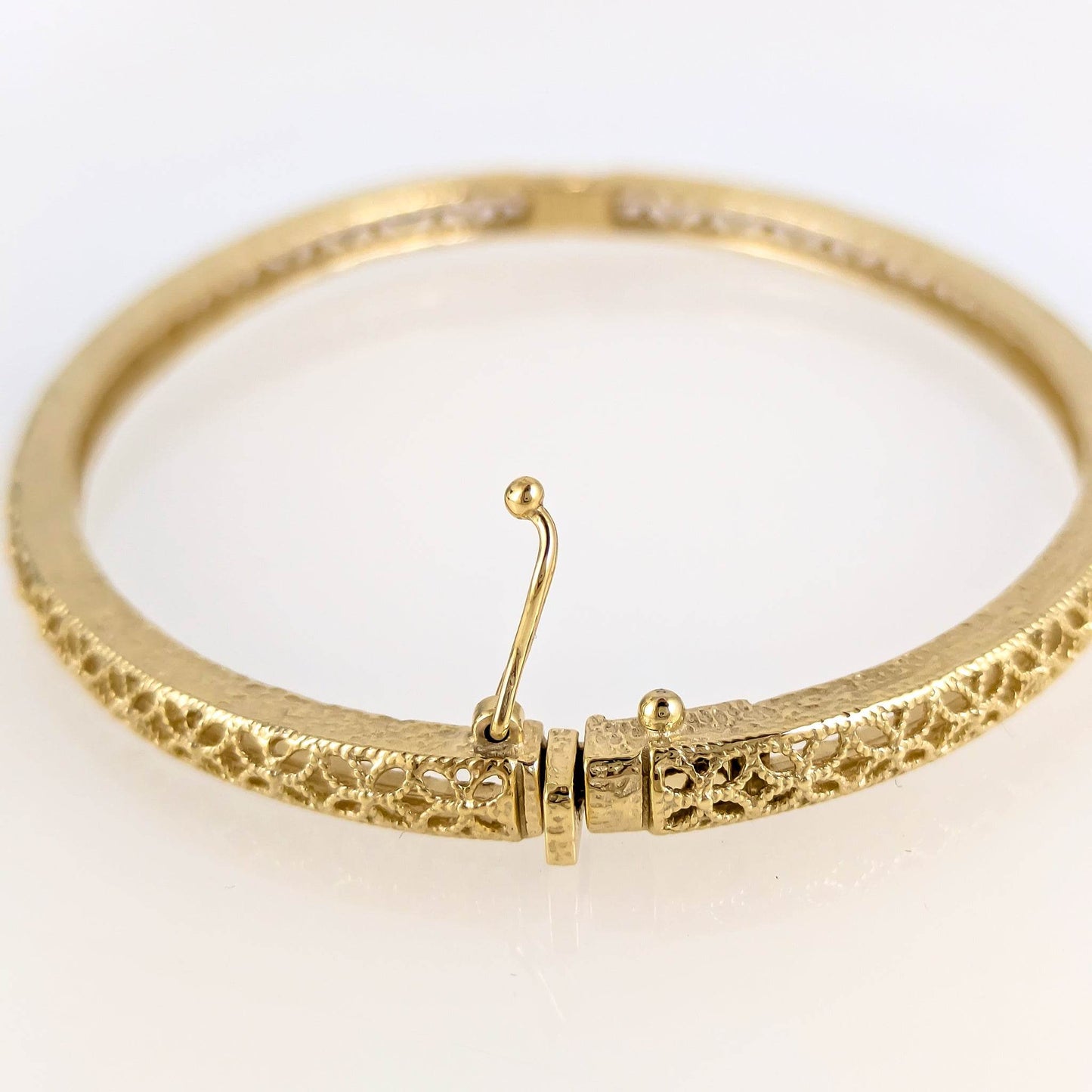 Filigree Pattern Bangle - TurkishBling