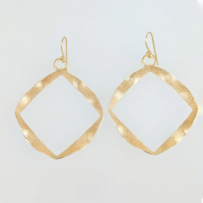 Wavy Square Drop Earrings – Bold Open Frame Look