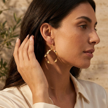 Wavy Square Drop Earrings – Bold Open Frame Look