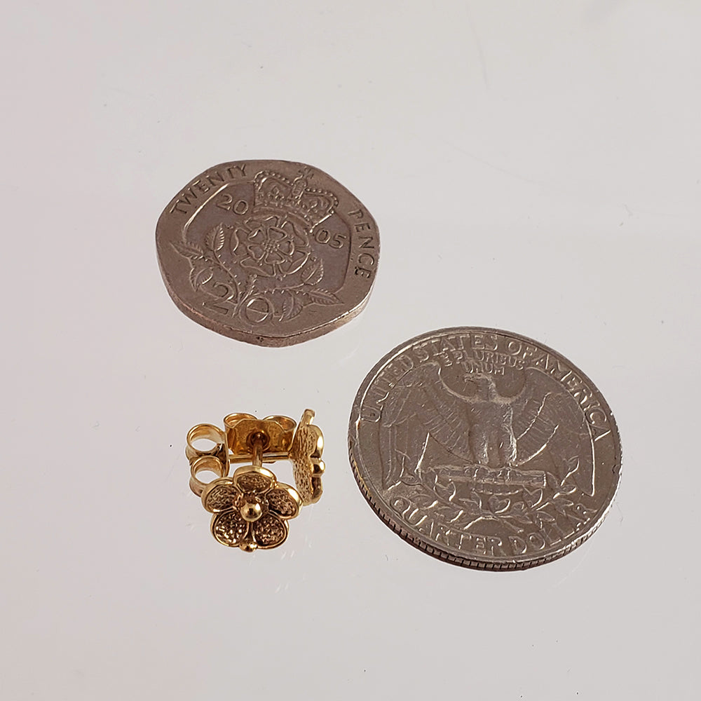 Aesthetic Daisy Dainty Gold Stud Earrings. Unique, minimalist