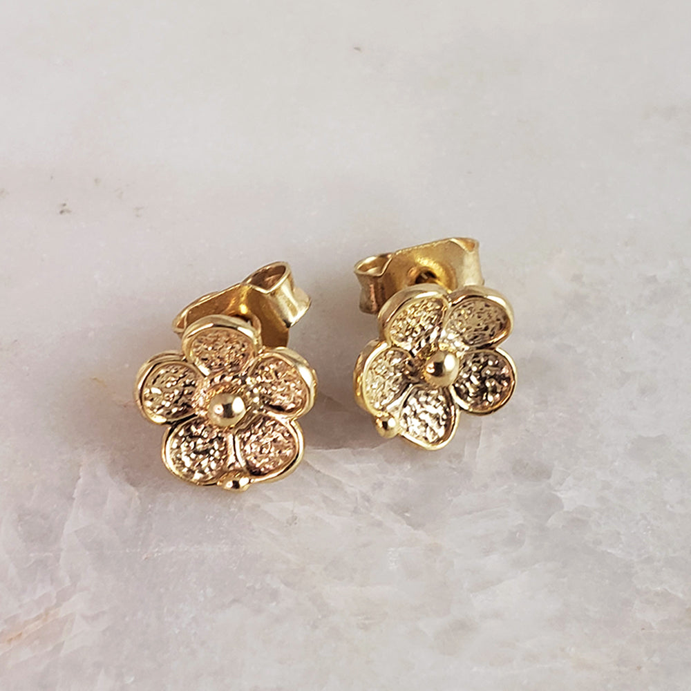 Aesthetic Daisy Dainty Gold Stud Earrings. Unique, minimalist