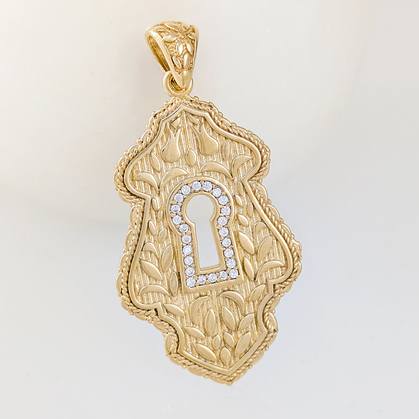 Ornate Keyhole Pendant Crystal Detail