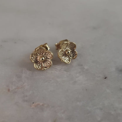 Aesthetic Daisy Dainty Gold Stud Earrings. Unique, minimalist